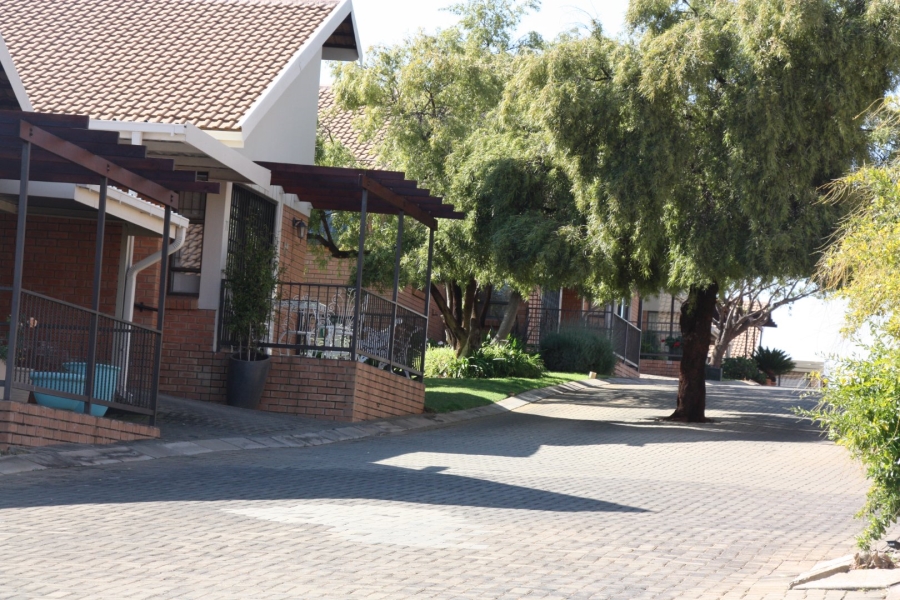 2 Bedroom Property for Sale in Langenhovenpark Free State